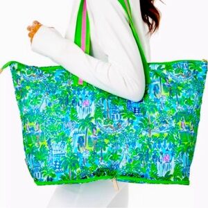 New Lilly Pulitzer Packable Tote Bag in Lilly on Holiday Print.